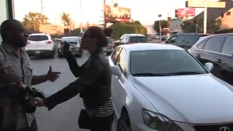 Miley Cyrus Screams At Paparazzi For Bumping Into Her Mom! 177
