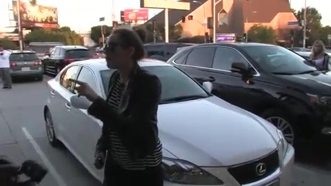 Miley Cyrus Screams At Paparazzi For Bumping Into Her Mom! 192