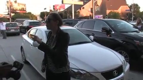 Miley Cyrus Screams At Paparazzi For Bumping Into Her Mom! 193