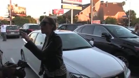 Miley Cyrus Screams At Paparazzi For Bumping Into Her Mom! 206 - 0-0 Miley Cyrus Screams At Paparazzi For Bumping Into Her Mom