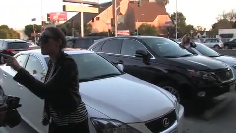 Miley Cyrus Screams At Paparazzi For Bumping Into Her Mom! 211