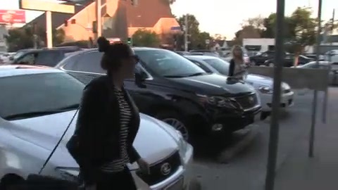Miley Cyrus Screams At Paparazzi For Bumping Into Her Mom! 218