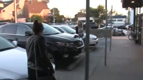 Miley Cyrus Screams At Paparazzi For Bumping Into Her Mom! 220