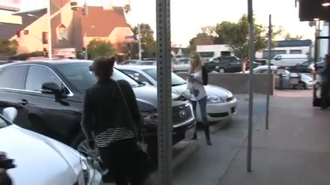 Miley Cyrus Screams At Paparazzi For Bumping Into Her Mom! 225