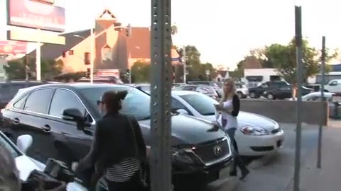 Miley Cyrus Screams At Paparazzi For Bumping Into Her Mom! 227