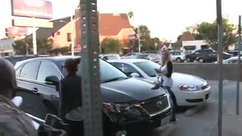 Miley Cyrus Screams At Paparazzi For Bumping Into Her Mom! 228