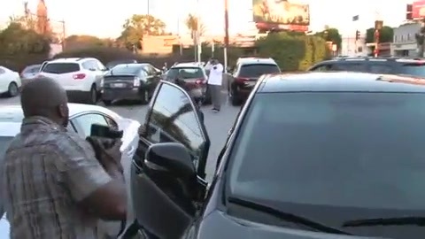 Miley Cyrus Screams At Paparazzi For Bumping Into Her Mom! 242