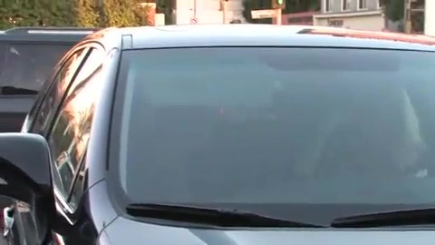Miley Cyrus Screams At Paparazzi For Bumping Into Her Mom! 285