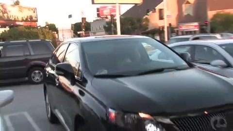 Miley Cyrus Screams At Paparazzi For Bumping Into Her Mom! 294
