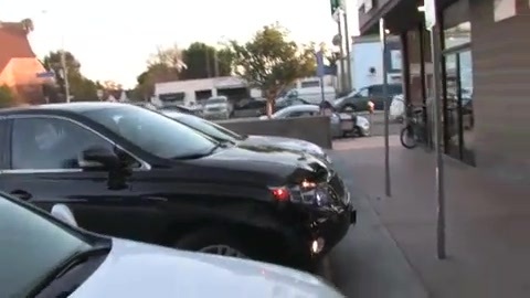 Miley Cyrus Screams At Paparazzi For Bumping Into Her Mom! 316