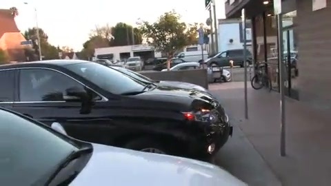 Miley Cyrus Screams At Paparazzi For Bumping Into Her Mom! 317