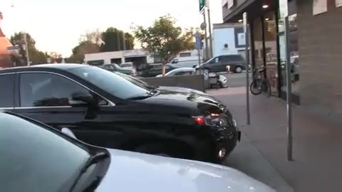 Miley Cyrus Screams At Paparazzi For Bumping Into Her Mom! 318