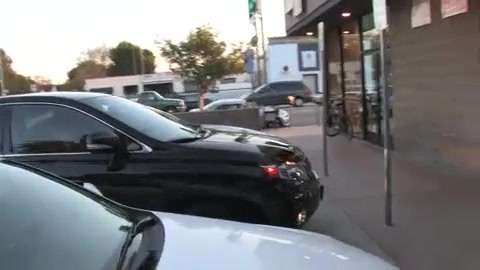 Miley Cyrus Screams At Paparazzi For Bumping Into Her Mom! 319