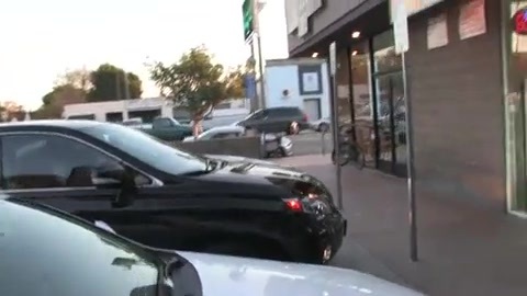 Miley Cyrus Screams At Paparazzi For Bumping Into Her Mom! 320