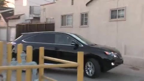 Miley Cyrus Screams At Paparazzi For Bumping Into Her Mom! 341
