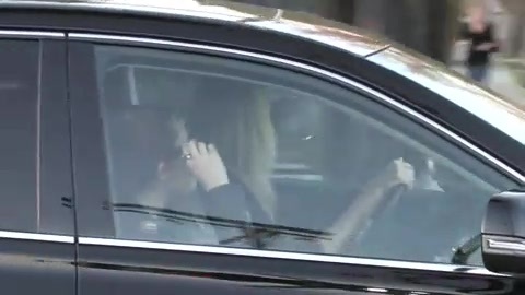 Miley Cyrus Screams At Paparazzi For Bumping Into Her Mom! 363