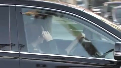 Miley Cyrus Screams At Paparazzi For Bumping Into Her Mom! 365