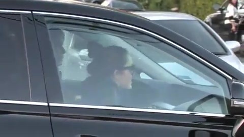 Miley Cyrus Screams At Paparazzi For Bumping Into Her Mom! 372