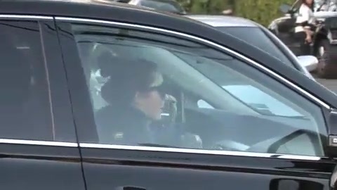 Miley Cyrus Screams At Paparazzi For Bumping Into Her Mom! 373