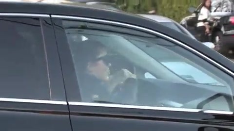 Miley Cyrus Screams At Paparazzi For Bumping Into Her Mom! 374