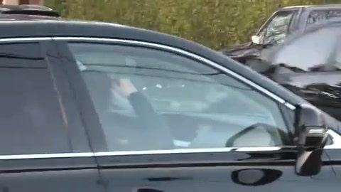 Miley Cyrus Screams At Paparazzi For Bumping Into Her Mom! 382