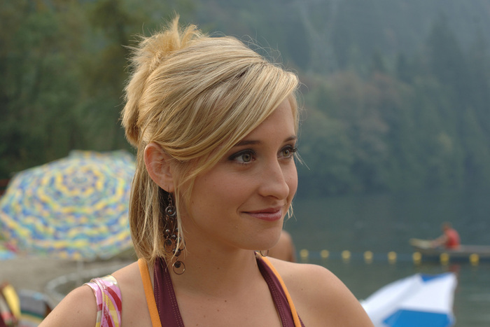 Allison Mack (1)