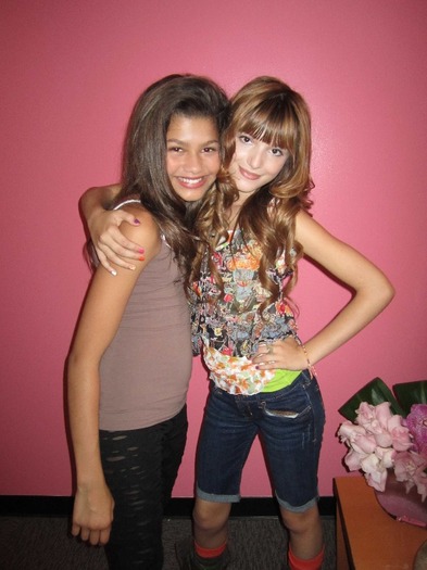 shake-it-up-first-episode-filming-bella-thorne-and-zendaya