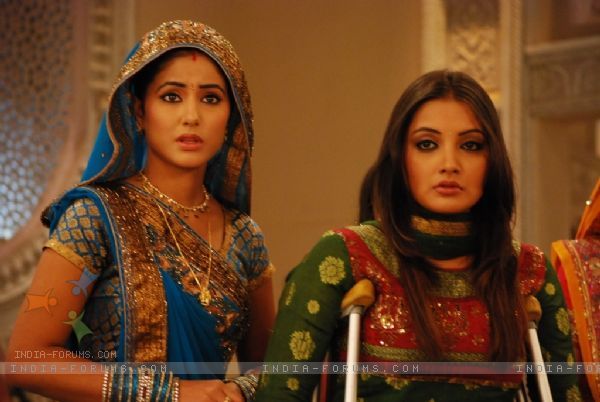 41364-akshara-and-nandini-looking-shocked - Yeh risha kya kehla hai-Dragoste dulce-amara