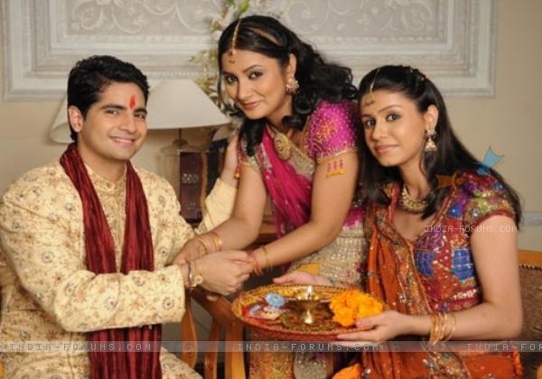 32576-karan-mehra-nidhi-uttam-and-neha-saroopa-in-yeh-rishta-kya-kehla