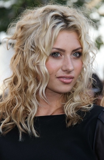 alyson-michalka-hair