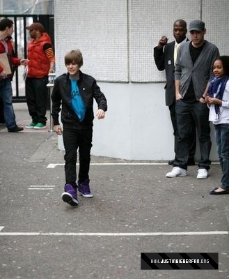 candids2010march18thmtv_(14) - Justin Bieber