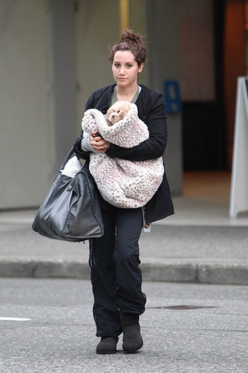 Ashley+Tisdale+Ashley+Tisdale+Leaves+Gym+Vancouver+gqrKFWrlbEXl