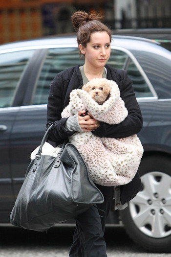 Ashley+Tisdale+Ashley+Tisdale+Leaves+Gym+Vancouver+Kd6LlAhlZtLl