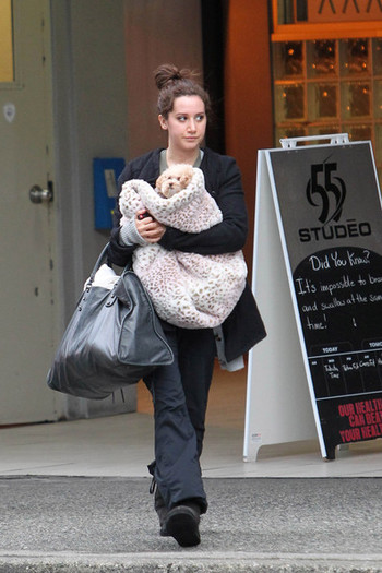 Ashley+Tisdale+Ashley+Tisdale+Leaves+Gym+Vancouver+zssjRm749KBl