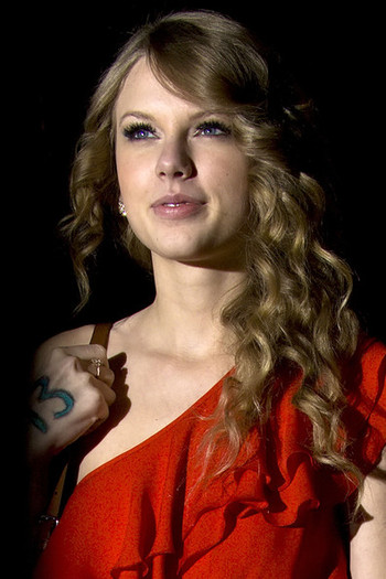 Taylor+Swift+Taylor+Swift+wearing+frilly+red+J9EKAg-jz4ql