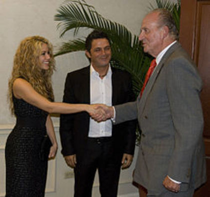 250px-Shakira_with_Rey_Juan_Carlos_and_Alejandro_Sanz - Shakira