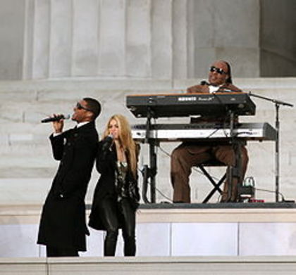 250px-Usher_and_Shakira_at_the_Obama_inauguration,_2009 - Shakira