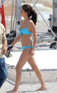 images - Selena in costum de baie