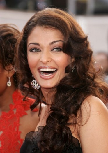 Aishwarya+Rai+Long+Hairstyles+Long+Curls+VTNFG8tS8U4l
