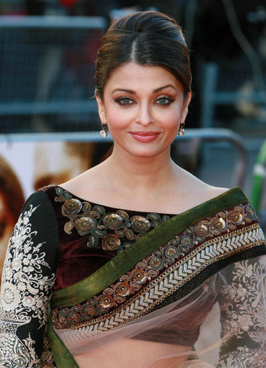 Aishwarya+Rai+Raavan+premiere+GVz8x1VY0iIl