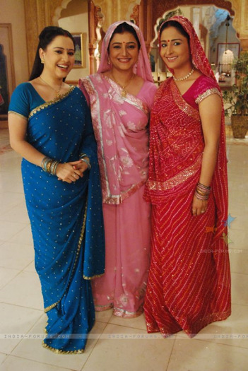 118487-still-image-of-rajshri-sunaina-and-varsha - Ye Rishta Kya Kehlata Hai