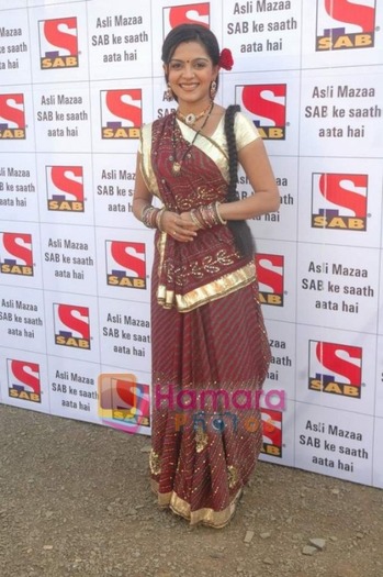 normal_Ami Trivedi celebrate makar sankranti on SAB Tv on 10th Jan 2011 (2)