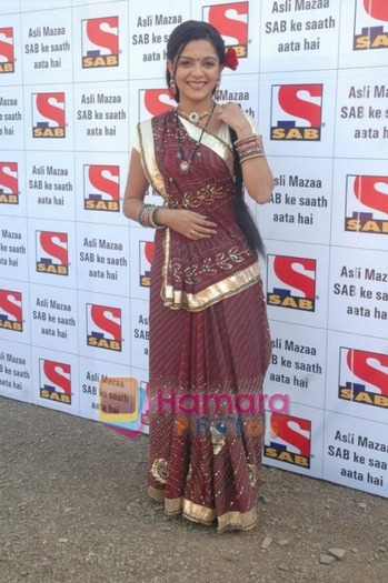 normal_Ami Trivedi celebrate makar sankranti on SAB Tv on 10th Jan 2011 (3)