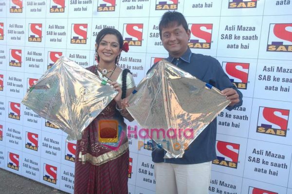 normal_Ami Trivedi, Swapnil Joshi celebrate makar sankranti on SAB Tv on 10th Jan 2011 (2)