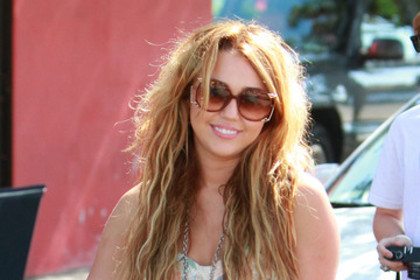 Miley Cyrus Miley Cyrus Donates Clothes to a Homeless Shelter - beautiful miley cyrus friends