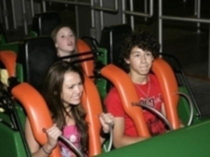 miley and nick jonas - 02 06 2007 Jonas Brothers Concert-Six Flags