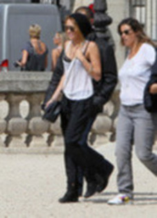 miley cyrus - 04 09-Enjoyed a stroll through Paris Frence