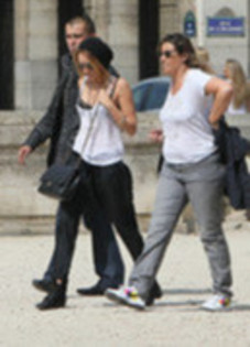 miley cyrus - 04 09-Enjoyed a stroll through Paris Frence