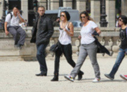 miley cyrus - 04 09-Enjoyed a stroll through Paris Frence