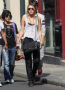 miley cyrus - 04 09-Enjoyed a stroll through Paris Frence